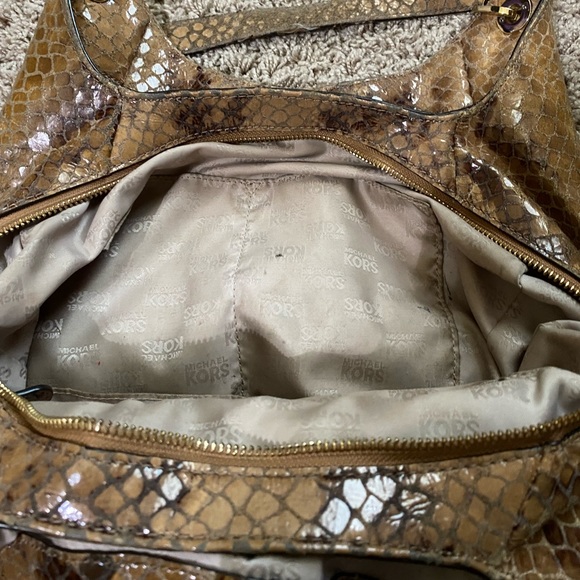 Michael kors purse - Picture 4 of 16